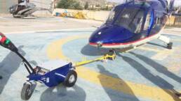 Remolcador M9 arrastrando un helic&oacute;ptero desde la rueda