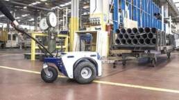 Veh&iacute;culo el&eacute;ctrico de arrastre M9 tirando de un carro con tuber&iacute;a