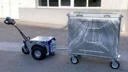 Remolcador M9 moviendo un cubo met&aacute;lico en el exterior de un recinto