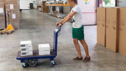 Carro el&eacute;ctrico de carga M15 en un almacen