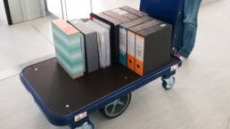 Carro el&eacute;ctrico de carga M15 en una oficina