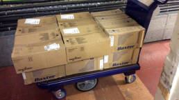 Carro el&eacute;ctrico de carga M15 transportando cajas