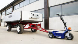 Scooter el&eacute;ctrico de almac&eacute;n K3 arrastrando un remolque pesado