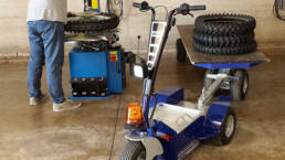 Scooter el&eacute;ctrico de almac&eacute;n K3 en un taller de neum&aacute;ticos