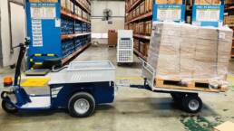 Tractor electrico para almacenes JACK MASTER remolcando un palet en almacen