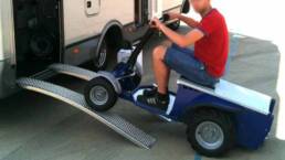 Veh&iacute;culo el&eacute;ctrico industrial S1 entrando en una autocaravana